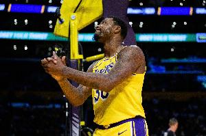 斯玛特：八村塁甩里夫斯头带庆祝绝杀 他把发带的汗甩我嘴里了